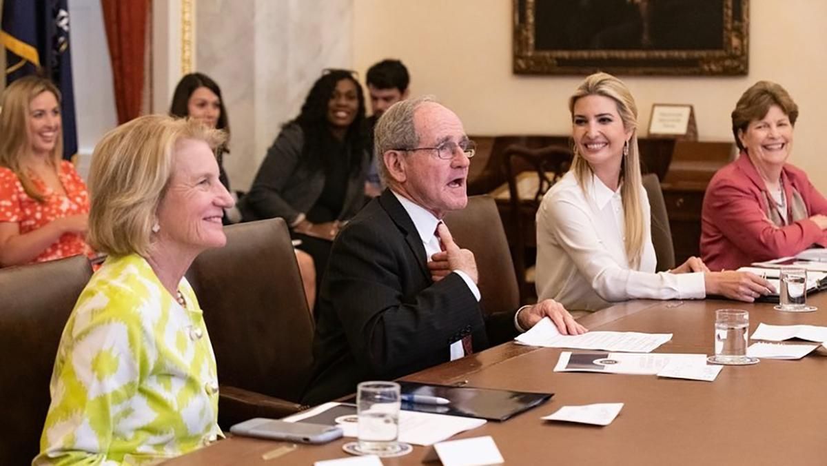 Иванка Трамп добавила пикантности своему образу для деловой встречи: фото Иванка Трамп добавила пикантности своему образу для деловой встречи: фото