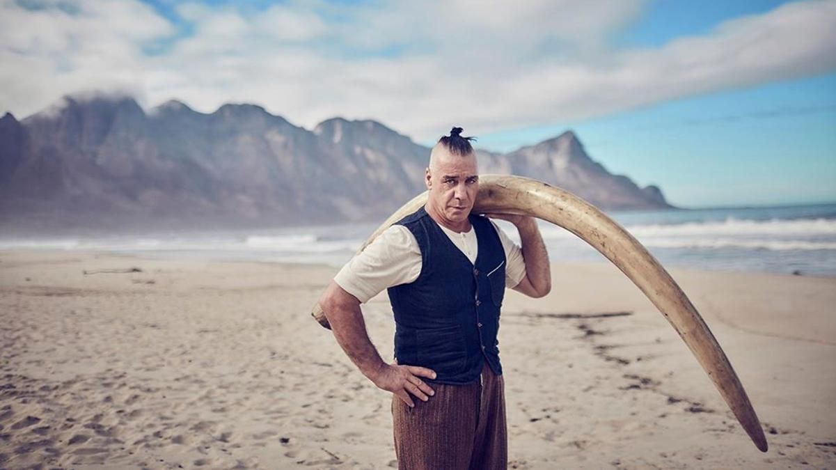 Солист Rammstein Тилль Линдеманн сломал челюсть поклоннику: известна причина инцидента Солист Rammstein Тилль Линдеманн сломал челюсть поклоннику: известна причина инцидента