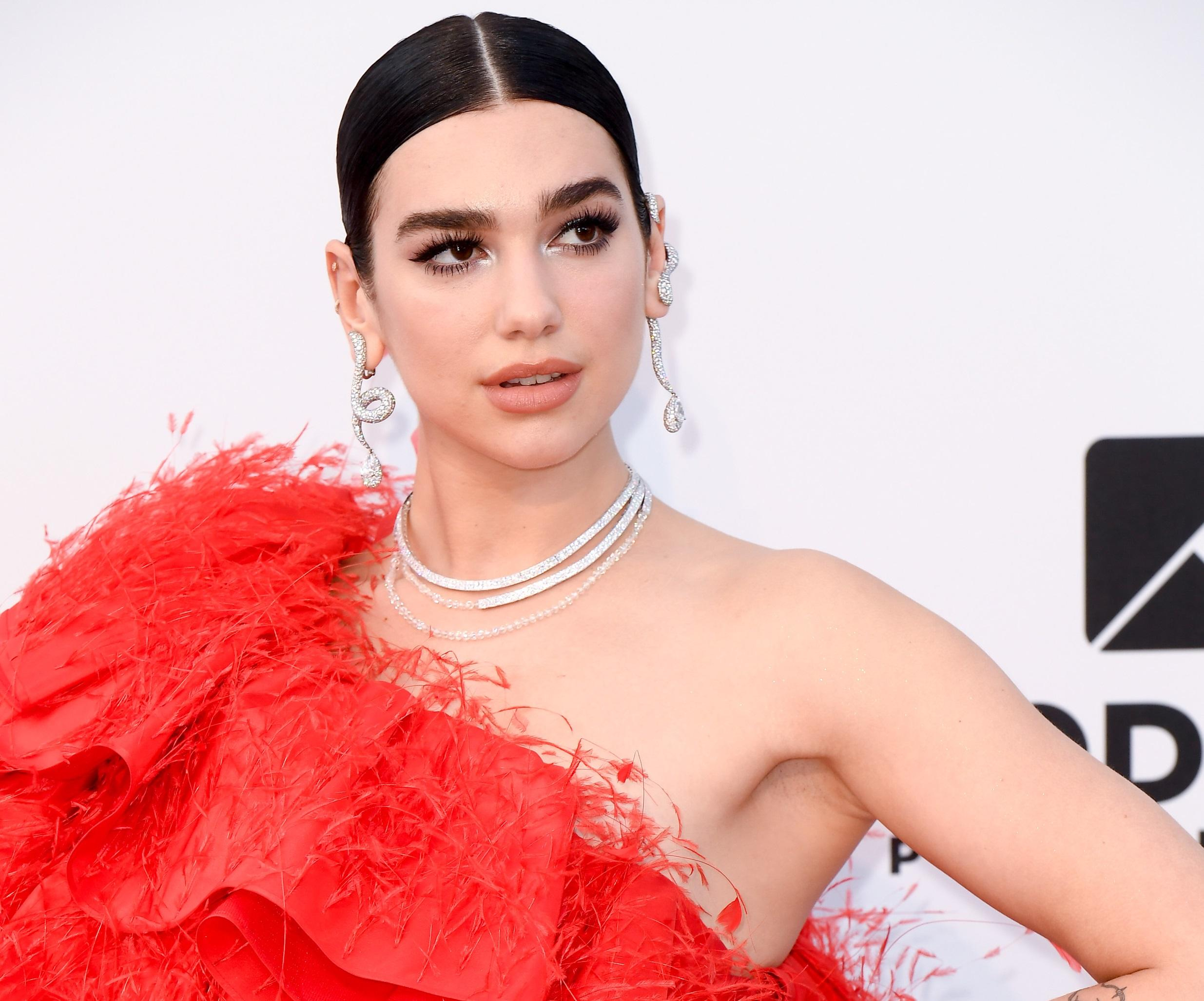 Певица Дуа Липа показала редкие детские фото