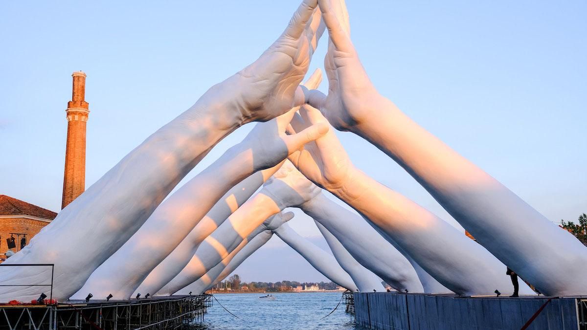 В Венеции появилась грандиозная скульптура из шести пар рук: яркие фото