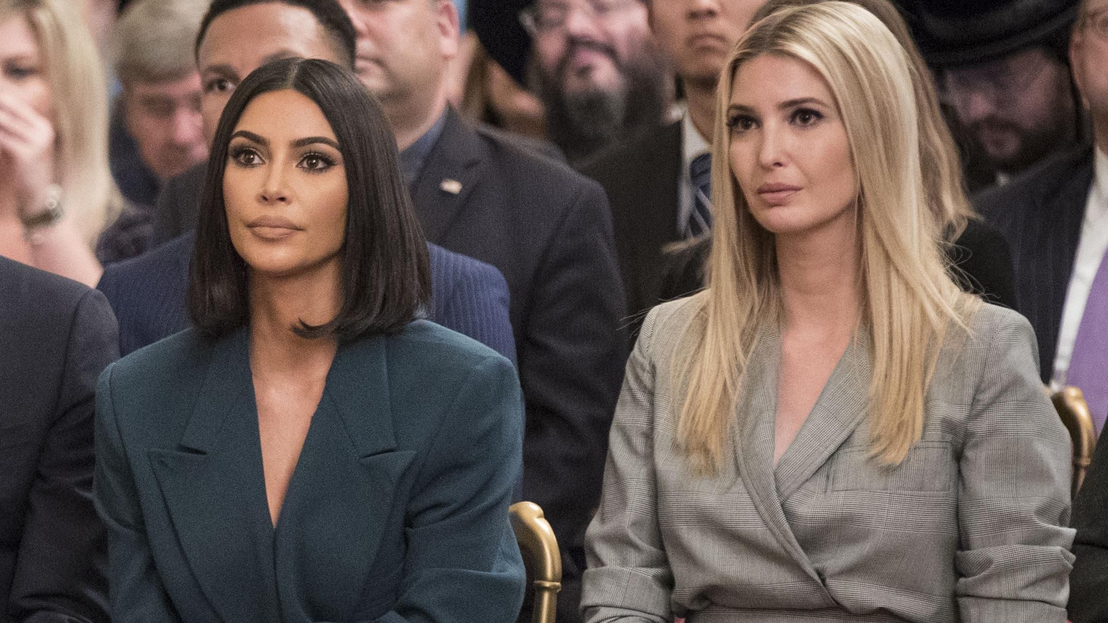 Сірий комбінезон в клітинку: що Іванка Трамп одягнула на зустріч з Кім Кардашян у Білому домі Сірий комбінезон в клітинку: що Іванка Трамп одягнула на зустріч з Кім Кардашян у Білому домі