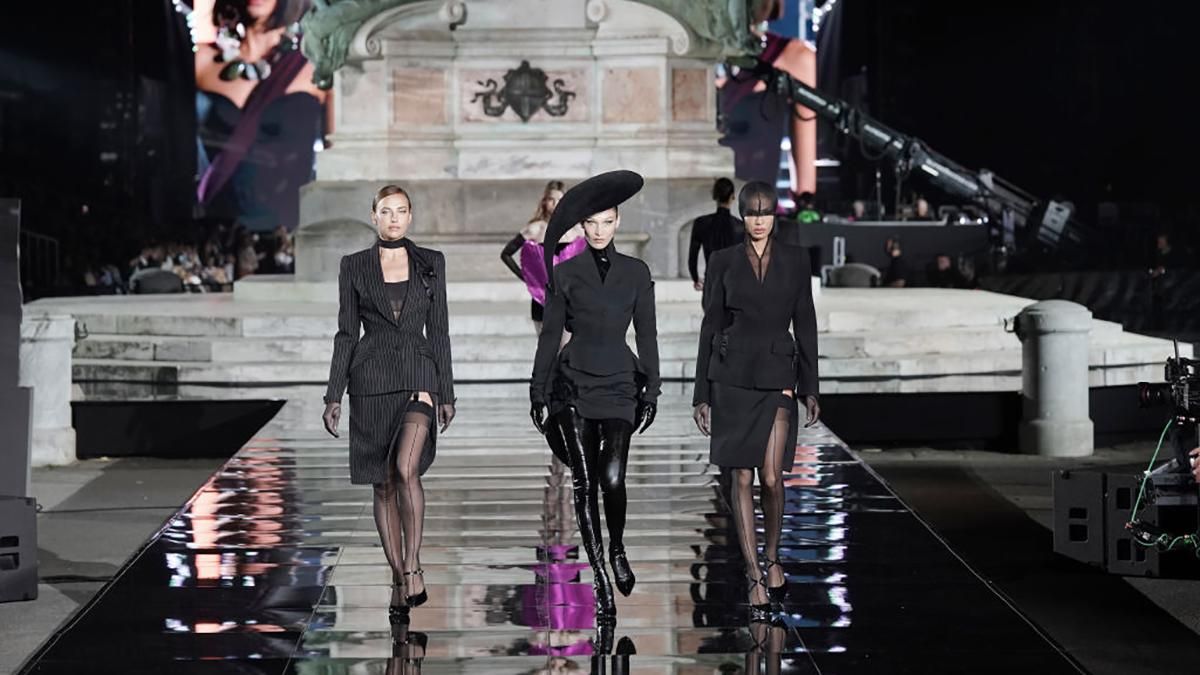 Шкіряні сукні та латекс: Ірина Шейк, Белла і Джіджі Хадід вийшли на подіум в Італії