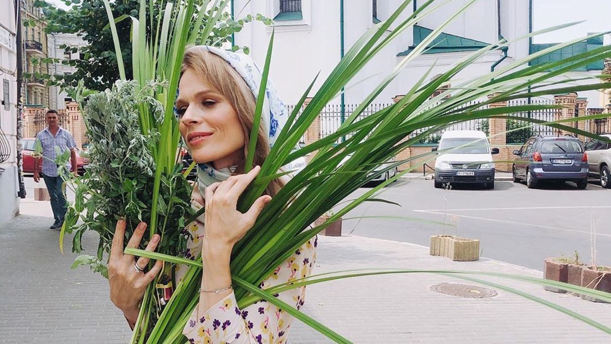 Оля Фреймут показала, как отмечает Троицу: необычное фото Оля Фреймут показала, как отмечает Троицу: необычное фото