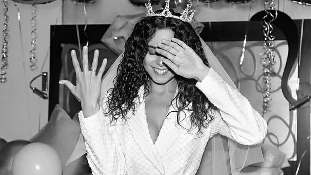 Веселі фото з подругами, корона та кульки: Настя Каменських показала нові кадри з дівич-вечора Веселі фото з подругами, корона та кульки: Настя Каменських показала нові кадри з дівич-вечора