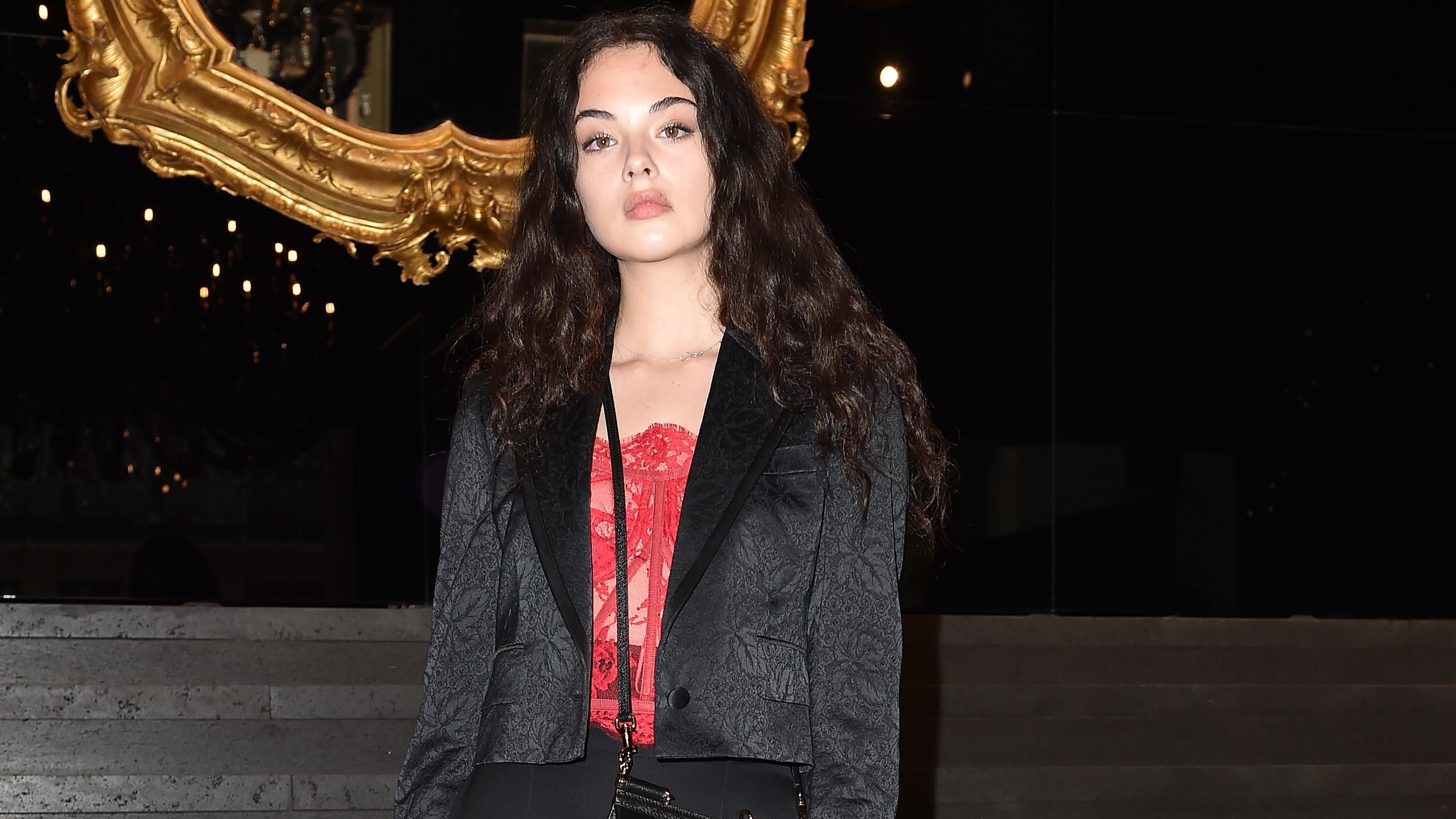 Копия мамы: 14-летняя дочь Моники Беллуччи и Венсана Касселя Дева впервые вышла в свет Копия мамы: 14-летняя дочь Моники Беллуччи и Венсана Касселя Дева впервые вышла в свет