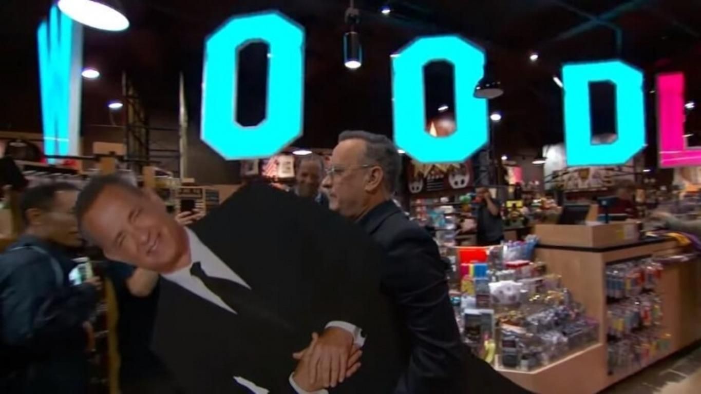 Том Хэнкс на спор ограбил магазин: смешное видео Том Хэнкс на спор ограбил магазин: смешное видео