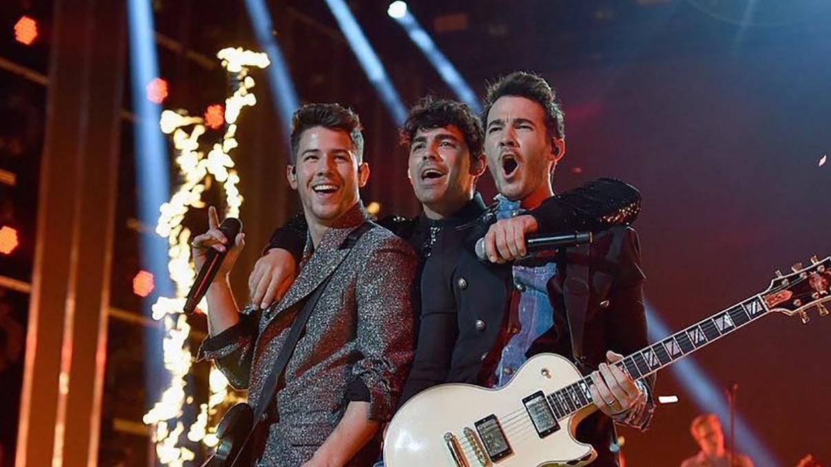 Соседи трижды вызывали полицию: как Джо Джонас отпраздновал мальчишник на Ибице Соседи трижды вызывали полицию: как Джо Джонас отпраздновал мальчишник на Ибице