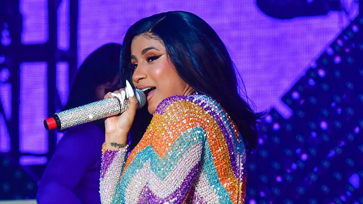 Реперка Cardi B случайно обнажилась на концерте: пикантные фото