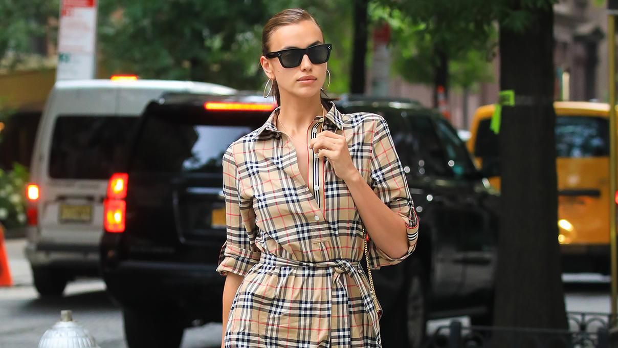 Ірина Шейк прогулялася вулицями Нью-Йорка з донькою: обидві були одягнені в сукні від Burberry Ірина Шейк прогулялася вулицями Нью-Йорка з донькою: обидві були одягнені в сукні від Burberry