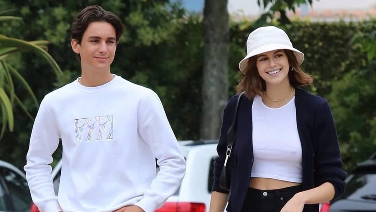 17-річна Кайя Гербер засвітила інтимні частини тіла на прогулянці з другом: фотодоказ 17-річна Кайя Гербер засвітила інтимні частини тіла на прогулянці з другом: фотодоказ