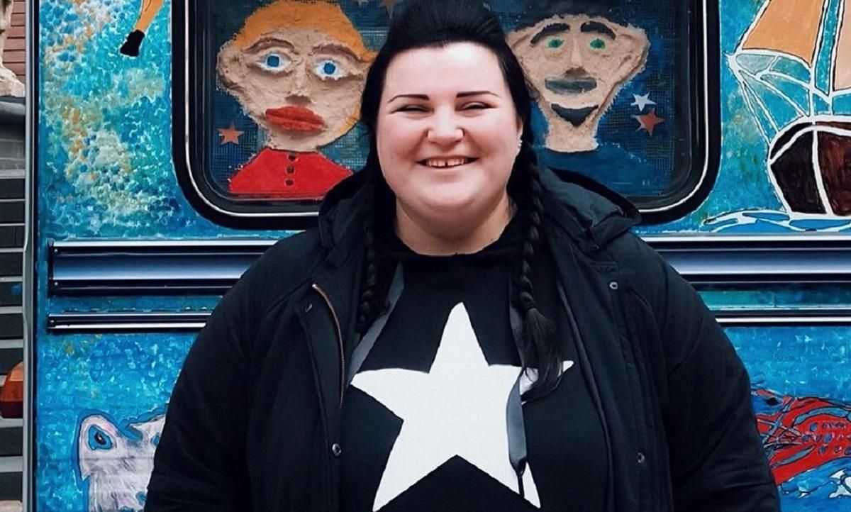 В розовом купальнике: реперша Alyona Alyona засветила пышные формы на отдыхе В розовом купальнике: реперша Alyona Alyona засветила пышные формы на отдыхе