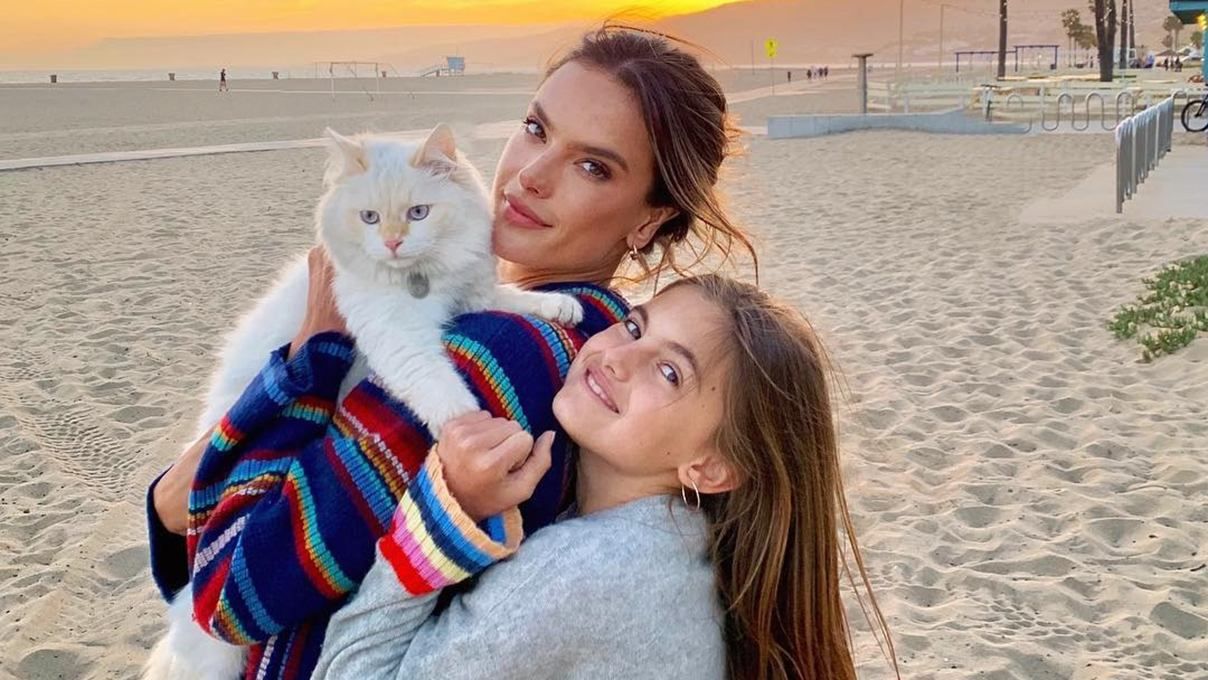 10-летняя дочь топ-модели Алессандры Амбросио дебютировала на подиуме 10-летняя дочь топ-модели Алессандры Амбросио дебютировала на подиуме