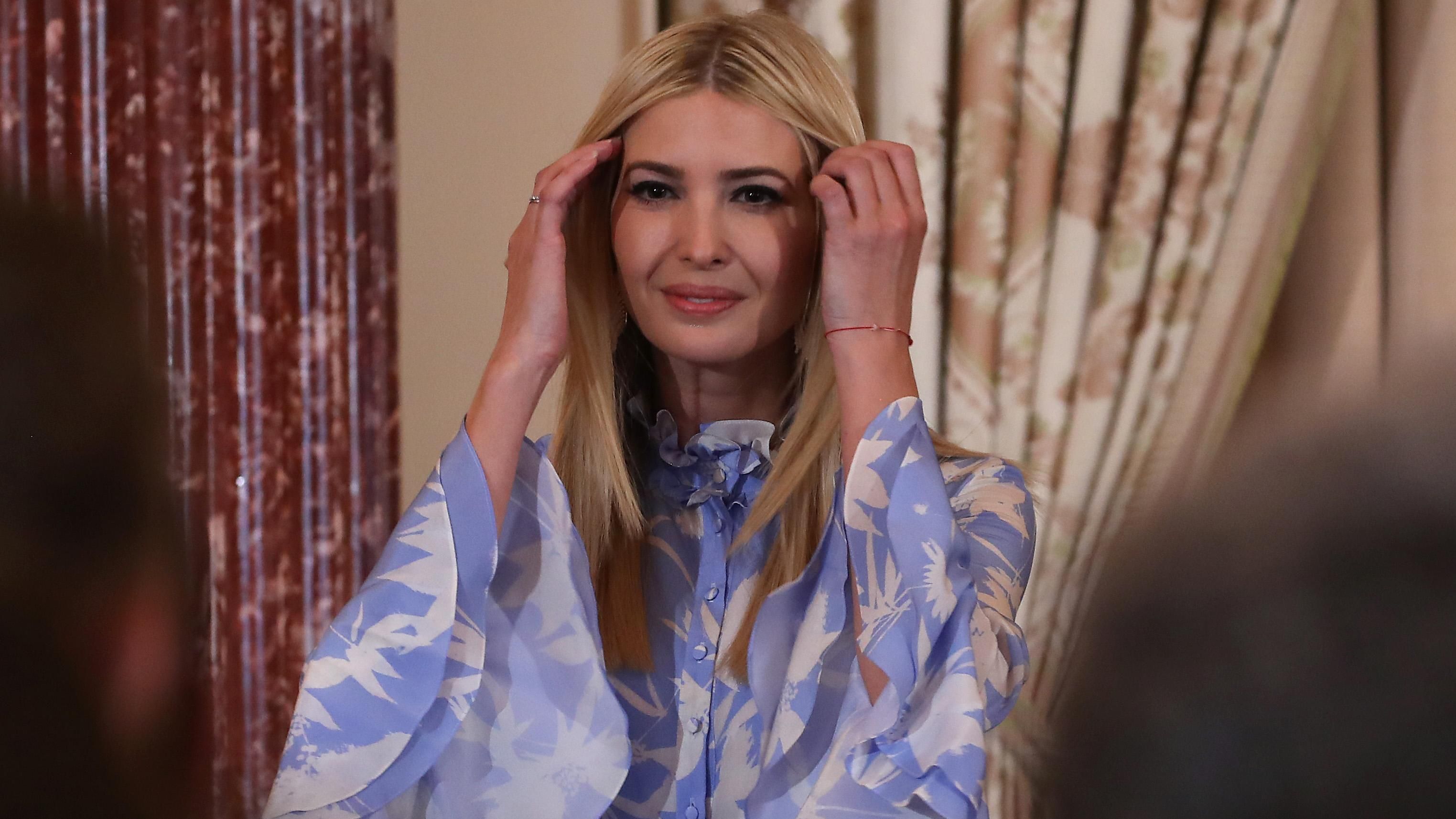 Взяла приклад з Кейт і Єлизавети ІІ: Іванка Трамп обрала блакитну сукню для офіційного виходу Взяла приклад з Кейт і Єлизавети ІІ: Іванка Трамп обрала блакитну сукню для офіційного виходу