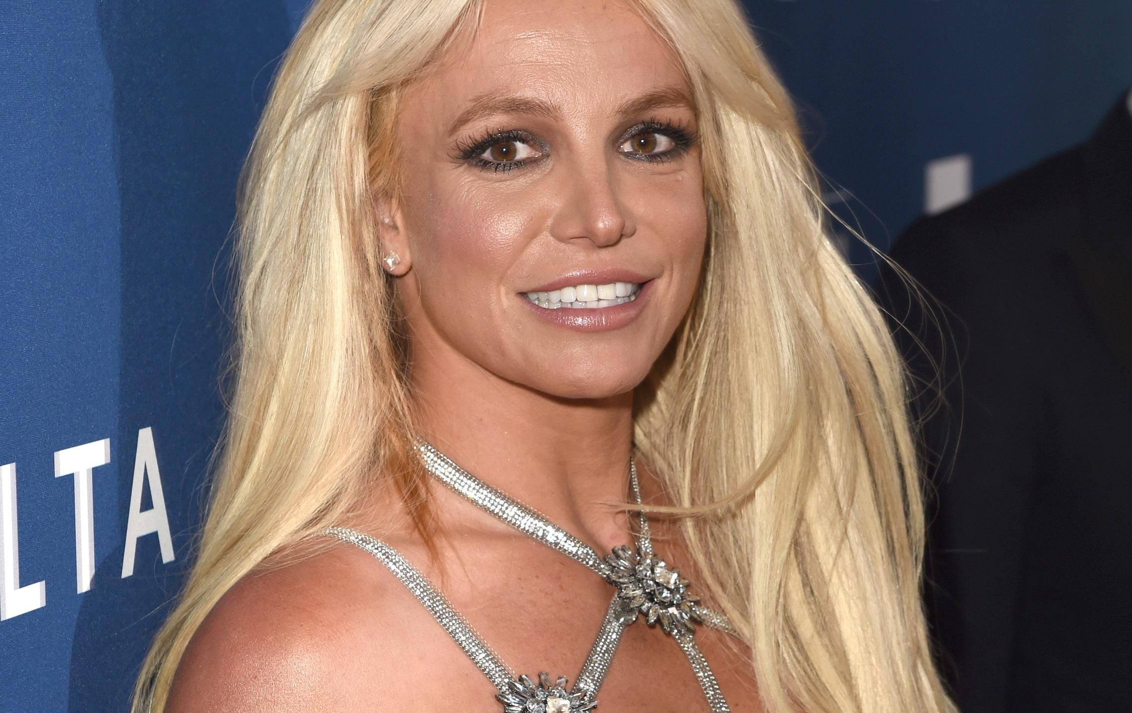 В красном мини: Бритни Спирс впечатляет фигурой в откровенном образе – видео В красном мини: Бритни Спирс впечатляет фигурой в откровенном образе – видео