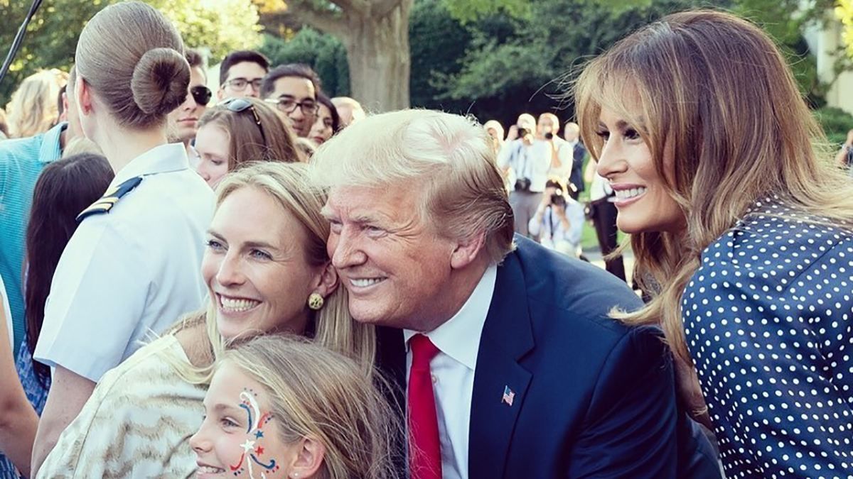 В прелестном платье с поясом: Мелания Трамп приняла участие в пикнике конгресса В прелестном платье с поясом: Мелания Трамп приняла участие в пикнике конгресса