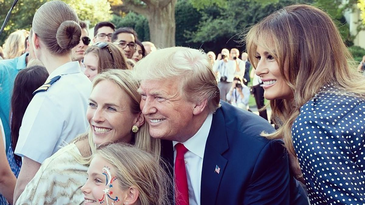 В прелестном платье с поясом: Мелания Трамп приняла участие в пикнике конгресса