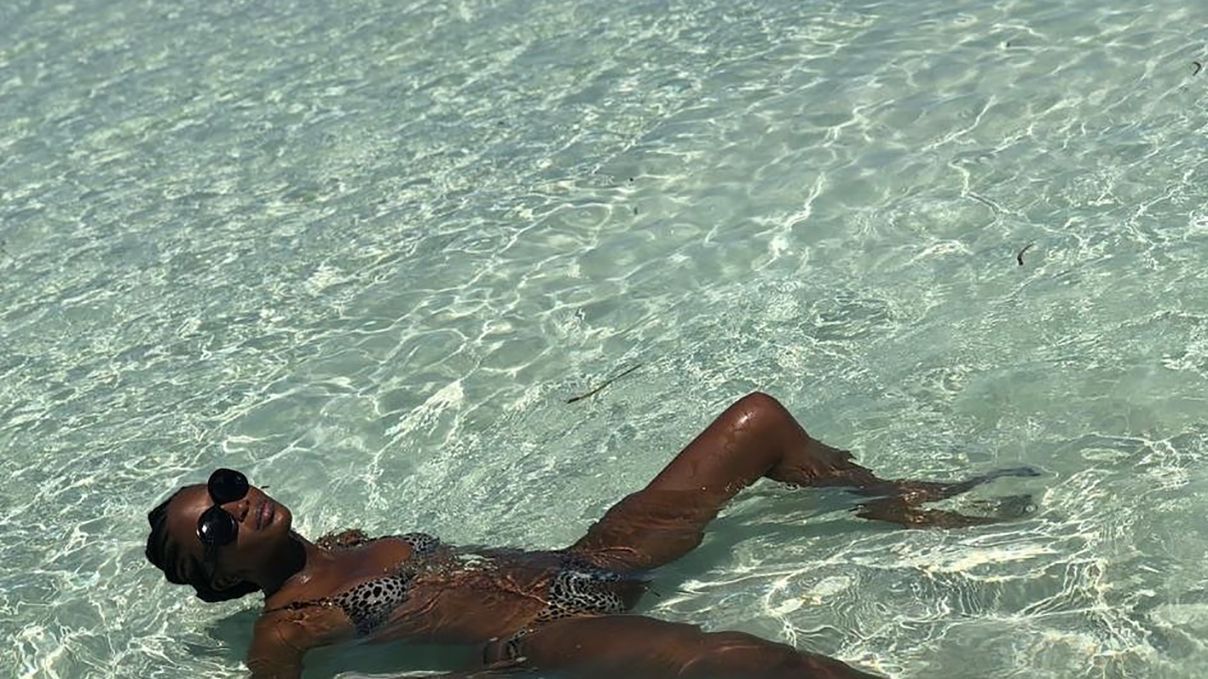 У дивній позі та леопардовому купальнику: 49-річна Наомі Кемпбелл показала сексуальне фото