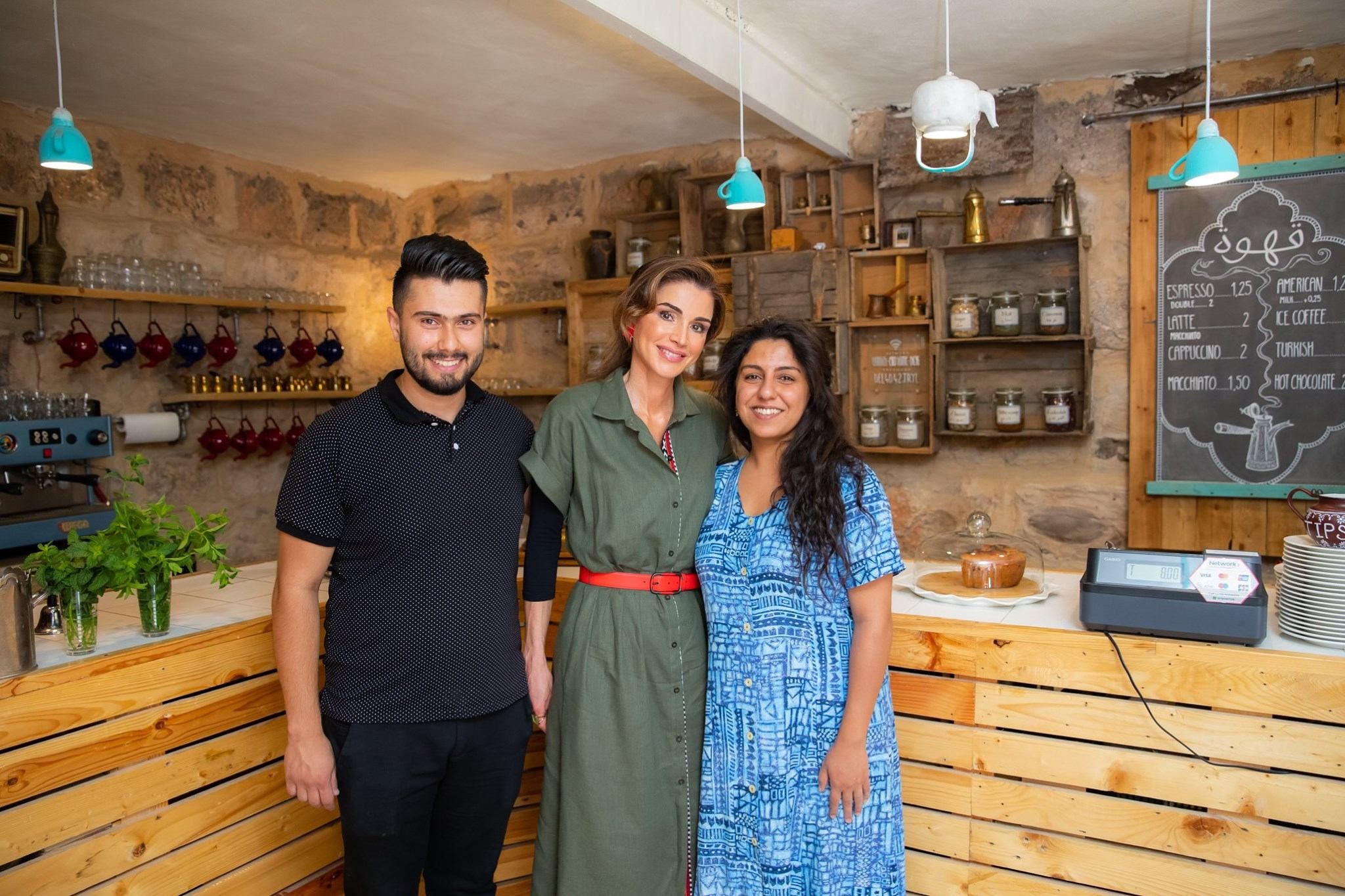 Акцент на талии: как разбавить скучный образ аксессуарами на примере королевы Иордании Акцент на талии: как разбавить скучный образ аксессуарами на примере королевы Иордании