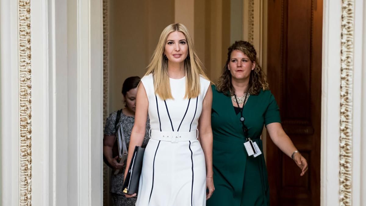 Яке вбрання Іванка Трамп засвітила на зустрічі з сенаторами: промовисті фото Яке вбрання Іванка Трамп засвітила на зустрічі з сенаторами: промовисті фото