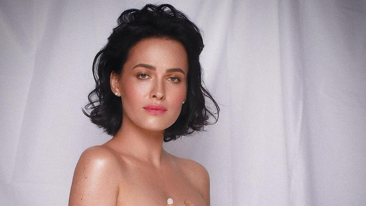 Певица Даша Астафьева прикрыла обнаженную грудь рубашкой: фото 18+