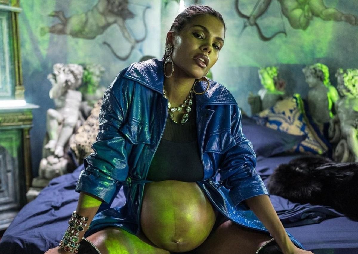 Епатажна Тіна Кунакі вагітною знялася у дивакуватому кліпі Pink Noise: відео Епатажна Тіна Кунакі вагітною знялася у дивакуватому кліпі Pink Noise: відео