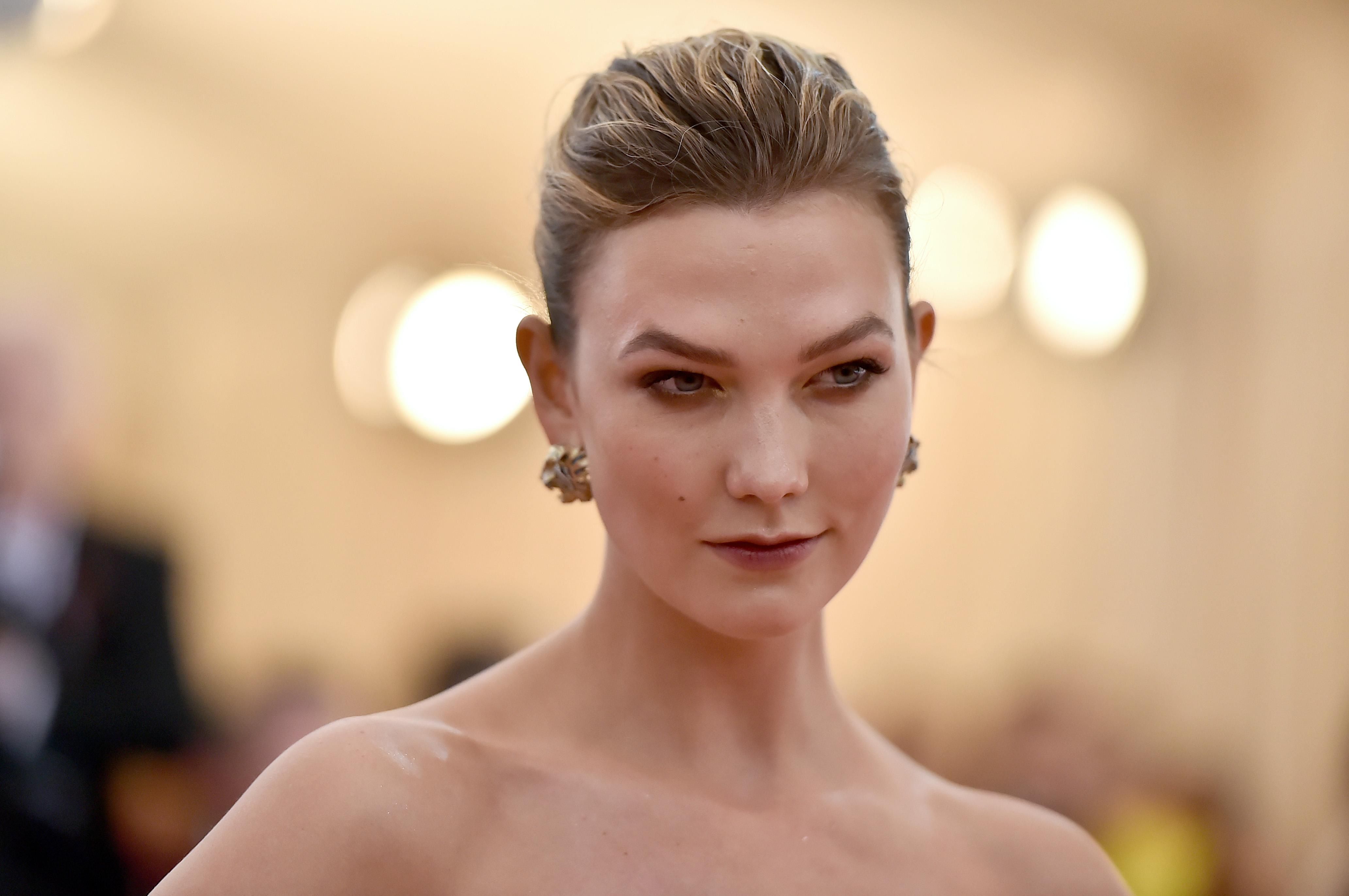 Карлі Клосс прокоментувала чутки про свою вагітність Карлі Клосс прокоментувала чутки про свою вагітність