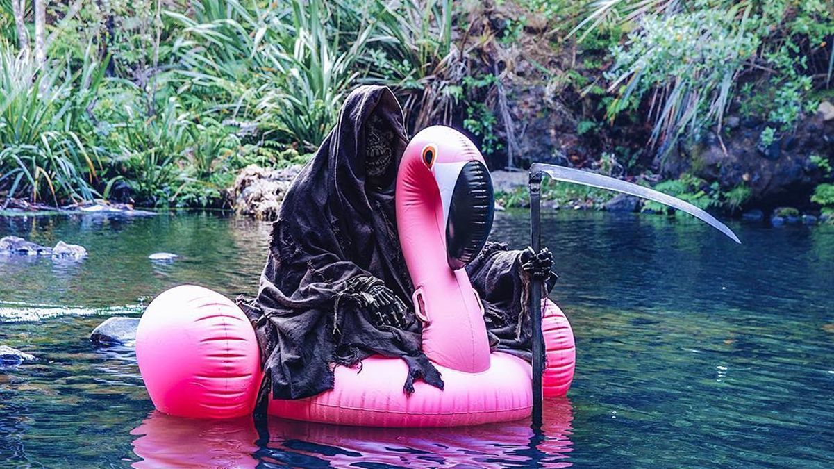 Їсть морозиво і плаває на рожевому фламінго: що постить Смерть у своєму Instagram