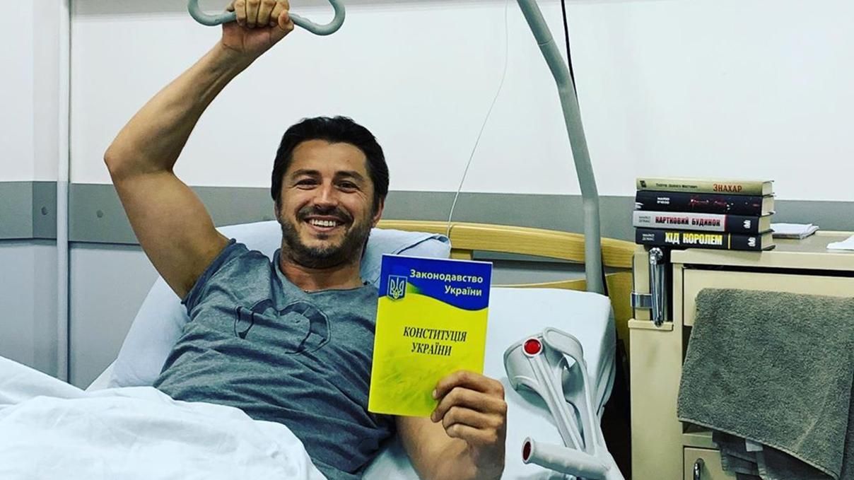Сергей Притула поздравил украинцев с Днем Конституции с больничной койки: красноречивое фото Сергей Притула поздравил украинцев с Днем Конституции с больничной койки: красноречивое фото
