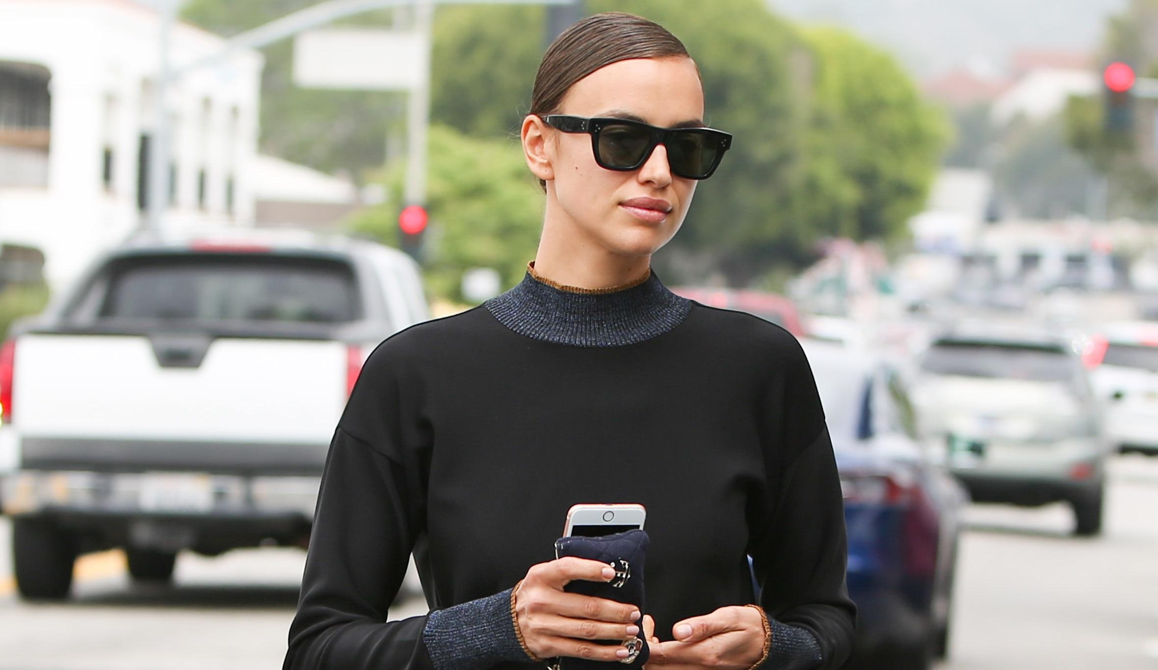 В джинсовых шортах и черной рубашке: звездная мама Ирина Шейк на прогулке с дочерью