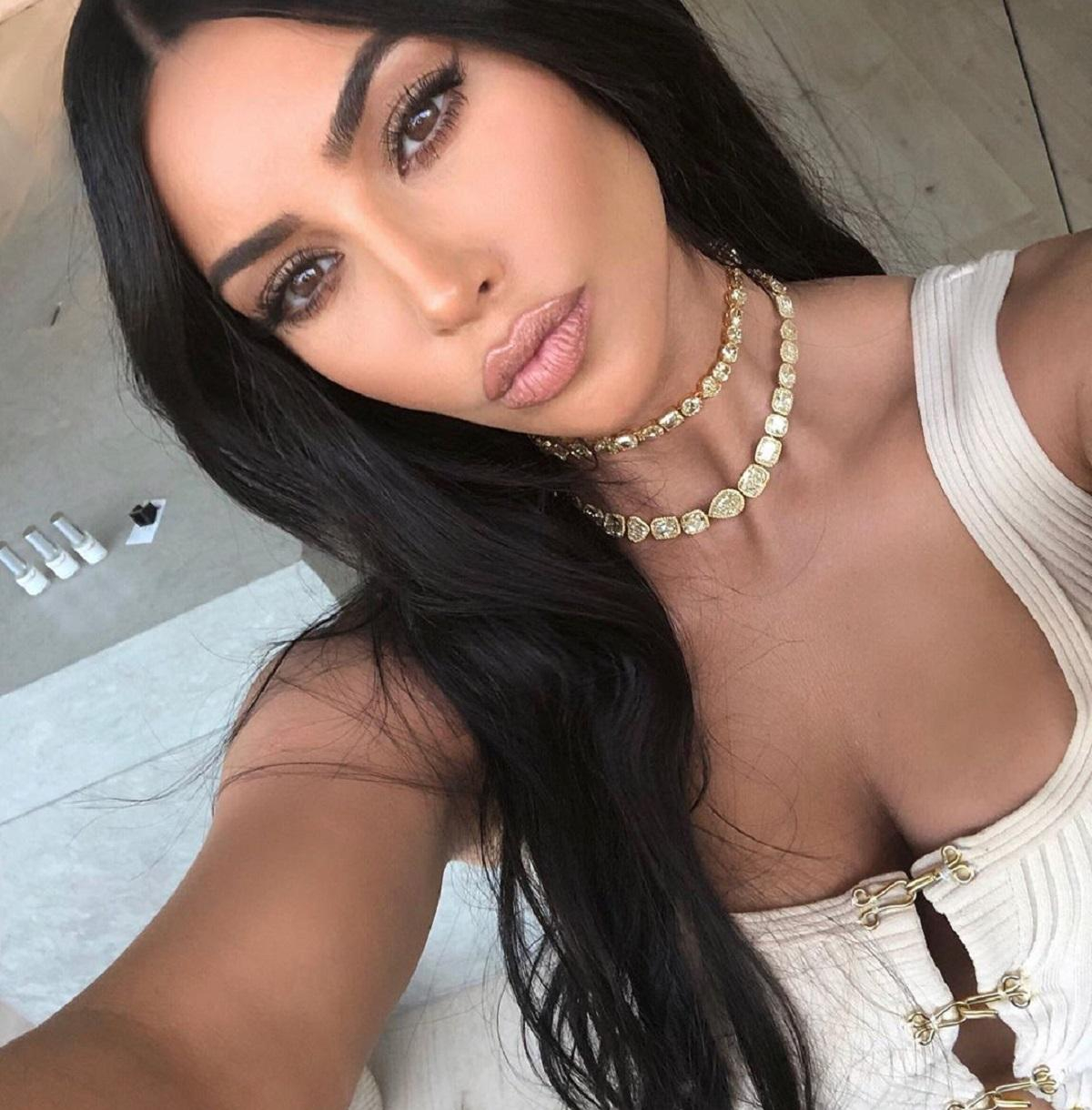 В микро купальнике: Ким Кардашян засветила пышные формы – фото