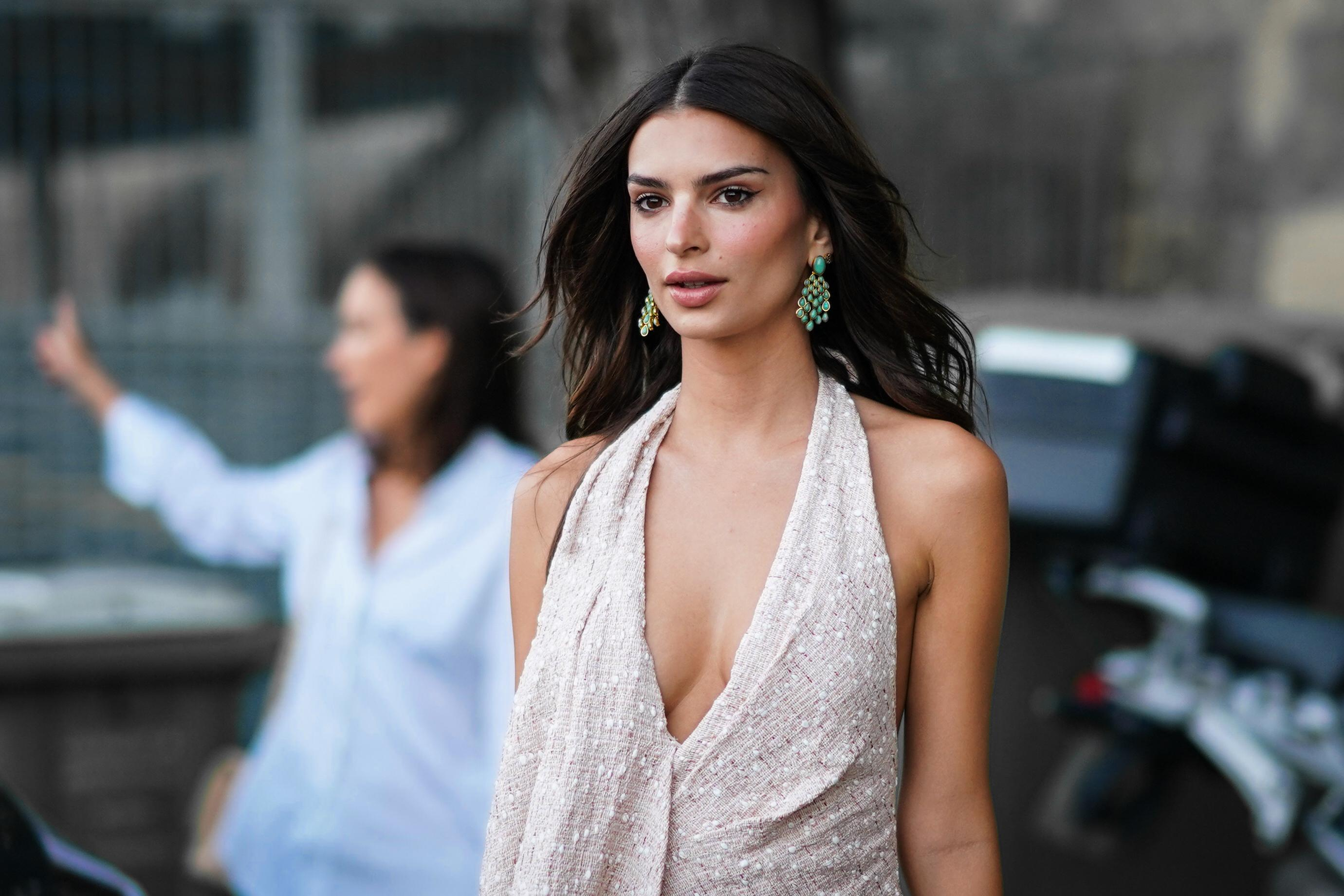 В смелом мини-платье Jacquemus: Эмили Ратаковски покоряет Париж