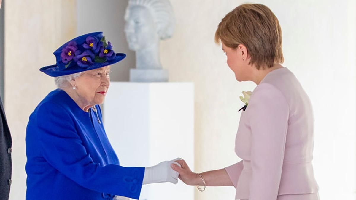 Єлизавета ІІ вразила яскравим образом на офіційному заході: фото Єлизавета ІІ вразила яскравим образом на офіційному заході: фото