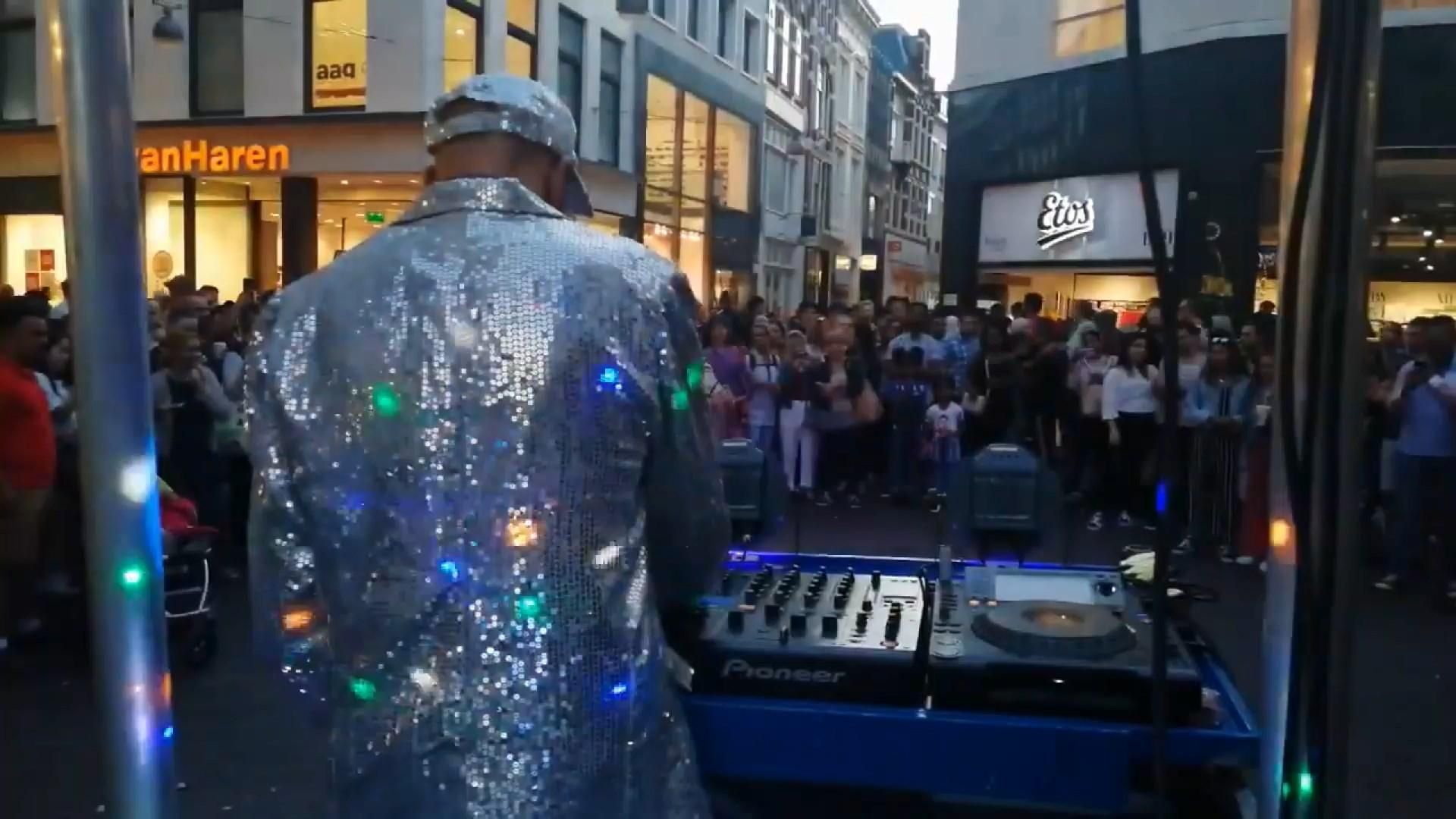 Известные бренды за копейки: люди со всей Европы съехались на Ночь шопинга в Гааге Известные бренды за копейки: люди со всей Европы съехались на Ночь шопинга в Гааге