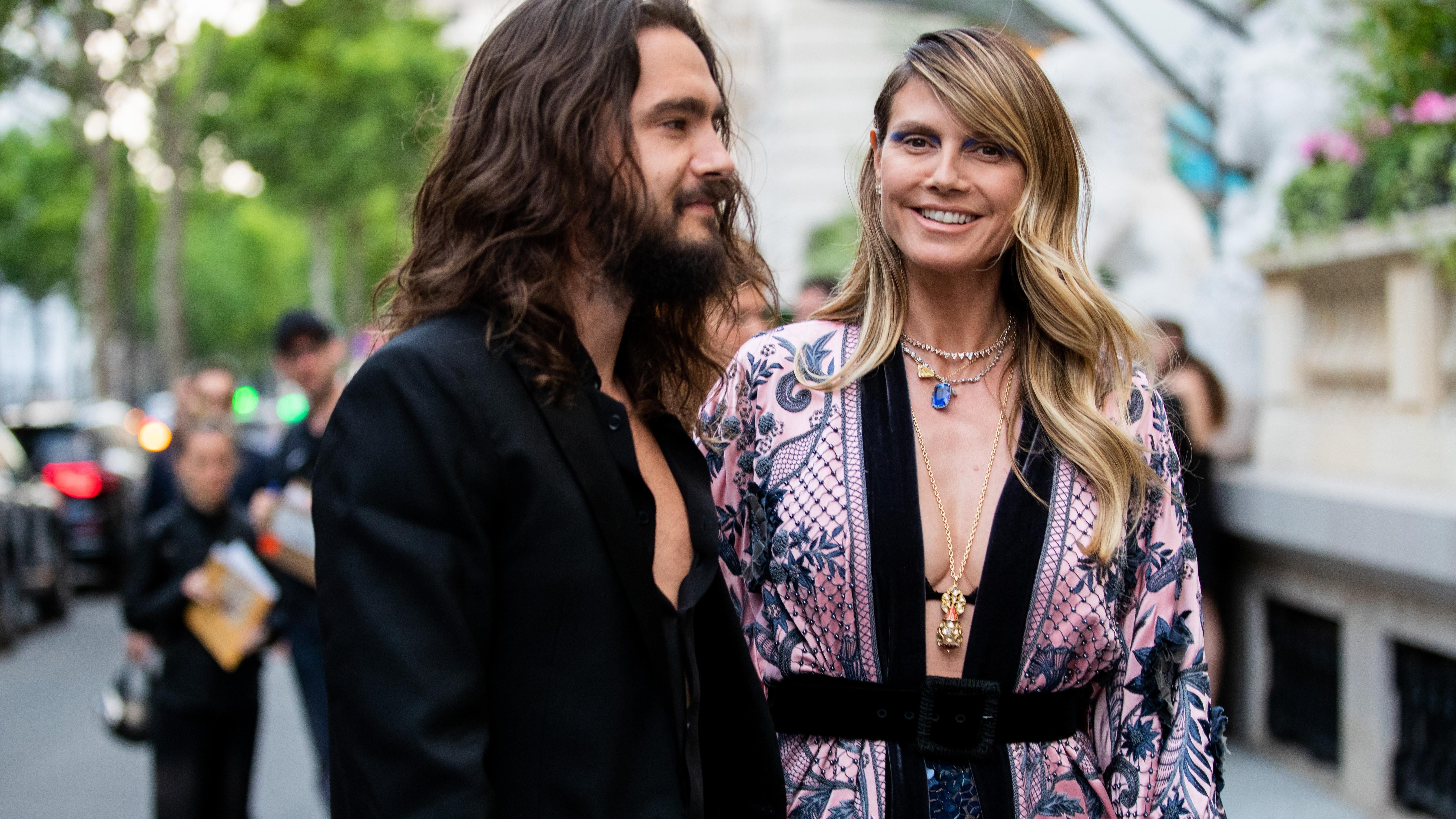 Хайді Клум відвідала благодійний вечір у розкішному вишитому кімоно та лосинах в паєтках Хайді Клум відвідала благодійний вечір у розкішному вишитому кімоно та лосинах в паєтках