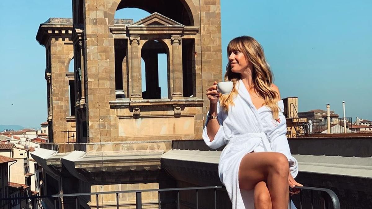 Італійський відпочинок: Леся Нікітюк засвітила стрункі ноги в халаті Італійський відпочинок: Леся Нікітюк засвітила стрункі ноги в халаті