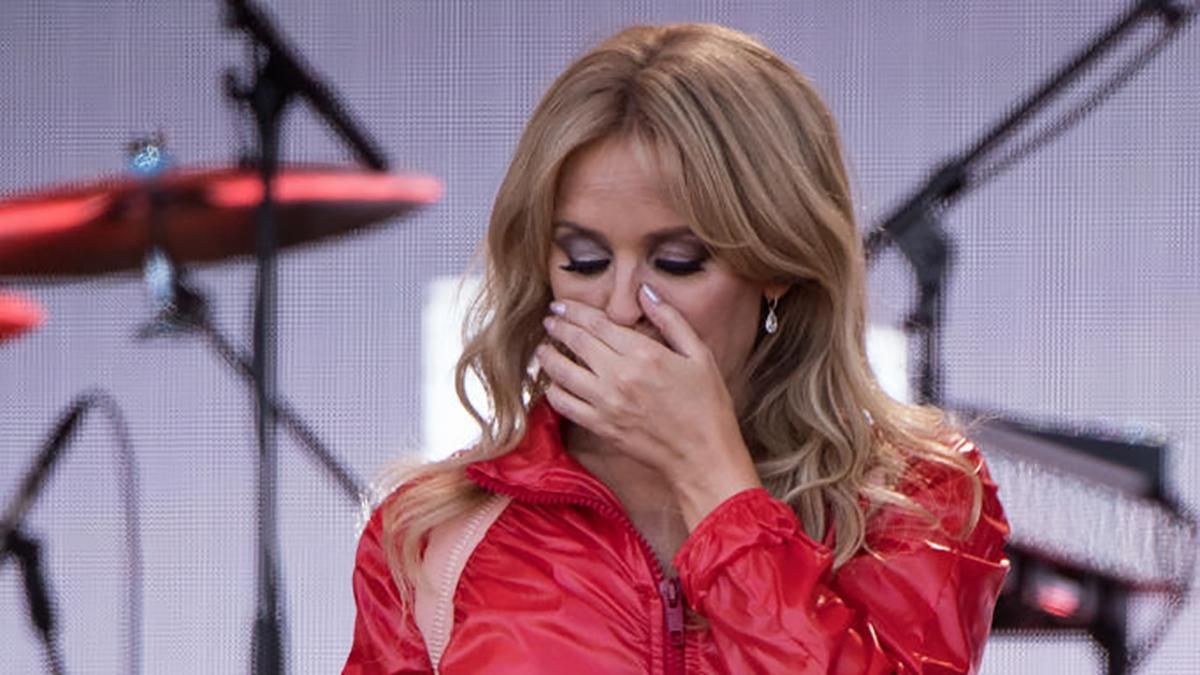 Кайли Миноуг заплакала во время своего выступления на фестивале: чувственное видео