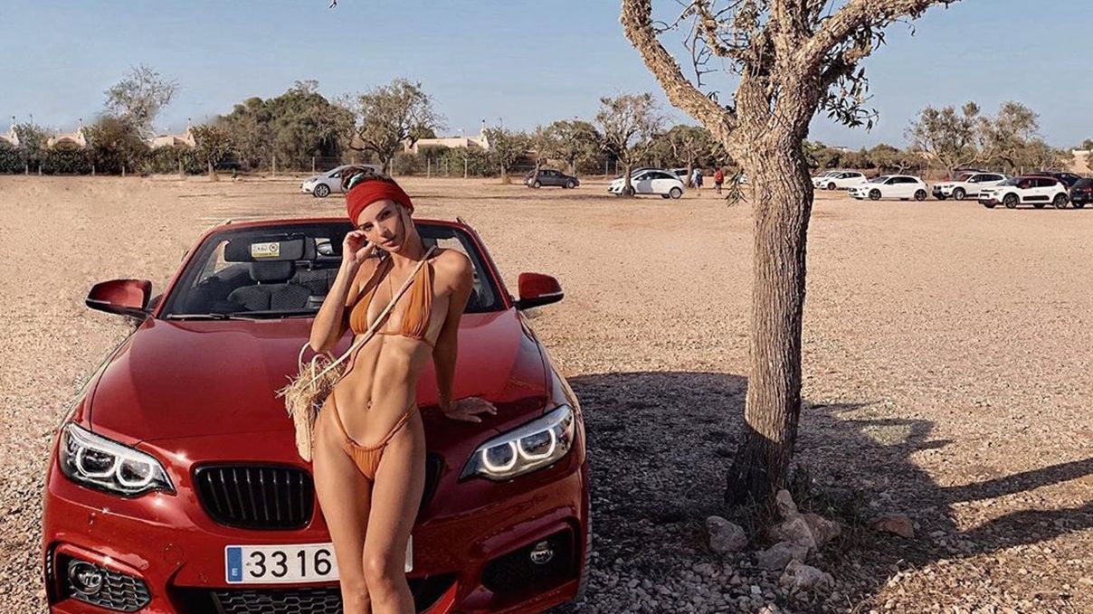 На фоне роскошного авто: Эмили Ратаковски обнажила стройную фигуру