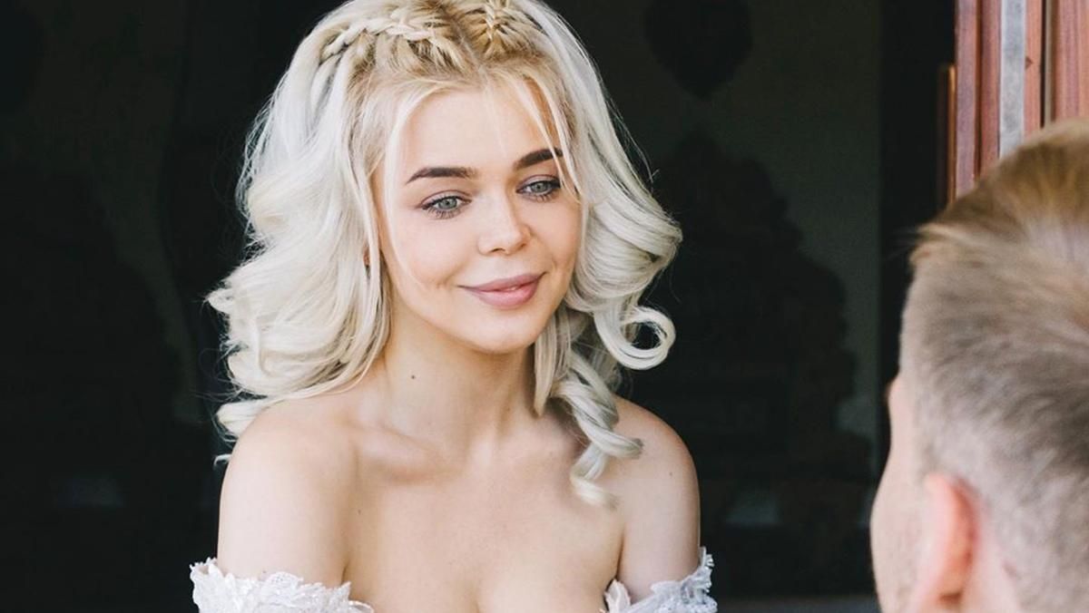 Аліна Гросу зробила особливий подарунок своєму чоловіку та показала нові кадри з весілля Аліна Гросу зробила особливий подарунок своєму чоловіку та показала нові кадри з весілля