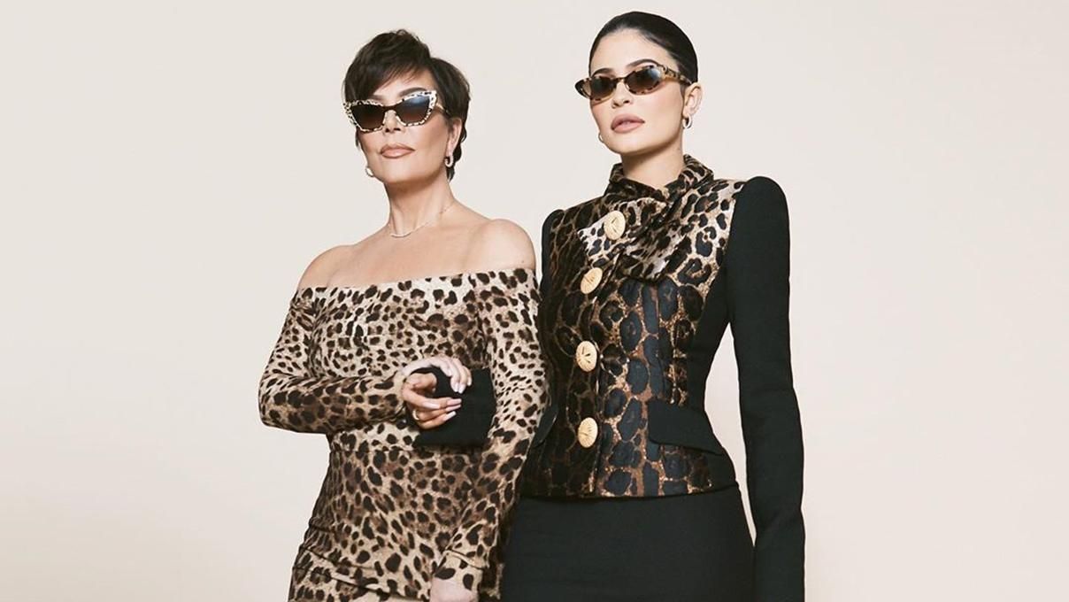 Три хищницы: Кайли Дженнер с дочерью и мамой снялись для обложки глянца в леопардовых образах Три хищницы: Кайли Дженнер с дочерью и мамой снялись для обложки глянца в леопардовых образах
