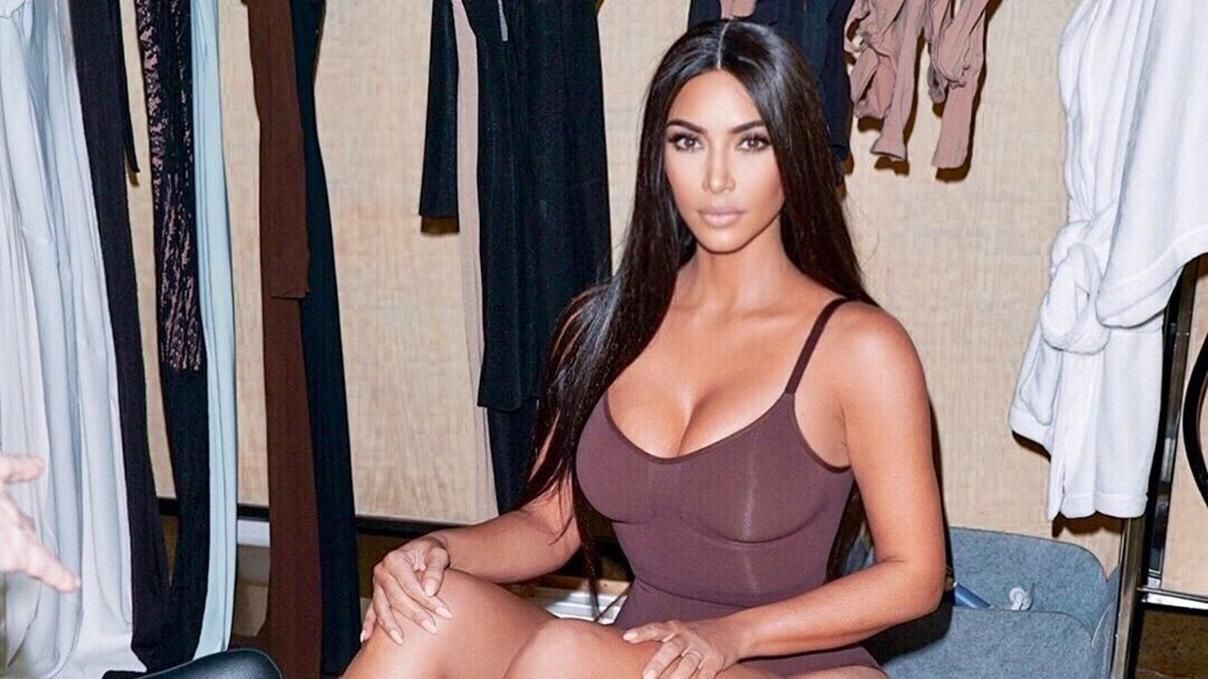 После скандала с японцами Ким Кардашян согласилась изменить название бренда Kimono: детали После скандала с японцами Ким Кардашян согласилась изменить название бренда Kimono: детали