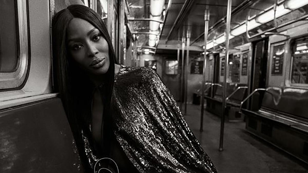 В накидке на голое тело: Наоми Кэмпбелл снялась в провокационной фотосессии в метро