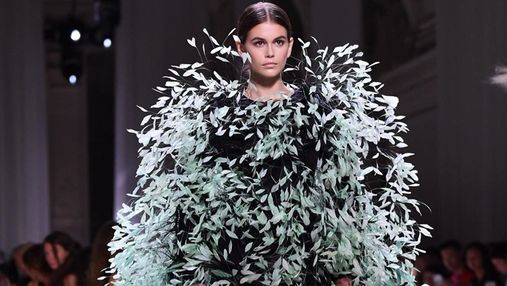 Кайя Гербер приголомшила виходом на показі Givenchy: масштаби і вигляд сукні вражають