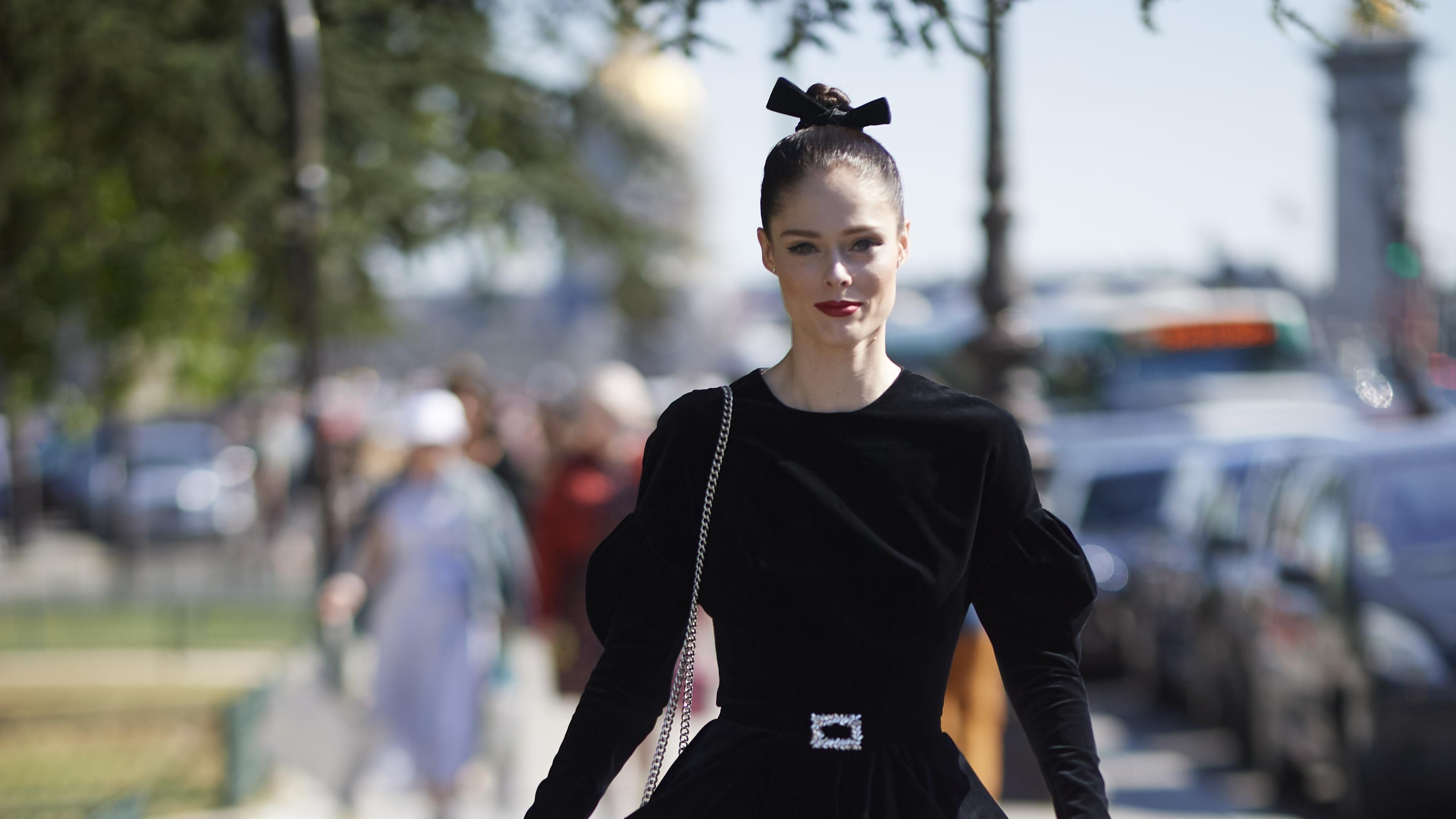Супермодель українського походження Коко Роша зачарувала контрастною появою у Парижі