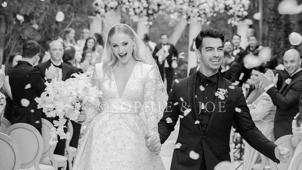 Звезда "Игры престолов" Софи Тернер показала первое свадебное фото Звезда "Игры престолов" Софи Тернер показала первое свадебное фото