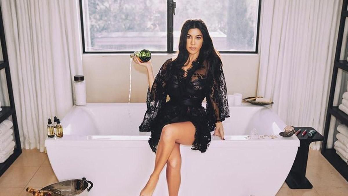 Кортни Кардашян похвасталась фигурой в крошечном купальнике: горячее фото Кортни Кардашян похвасталась фигурой в крошечном купальнике: горячее фото