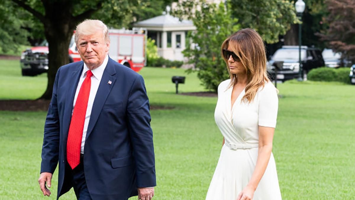 У білосніжній сукні та на підборах: Меланія Трамп приголомшила своїм образом У білосніжній сукні та на підборах: Меланія Трамп приголомшила своїм образом