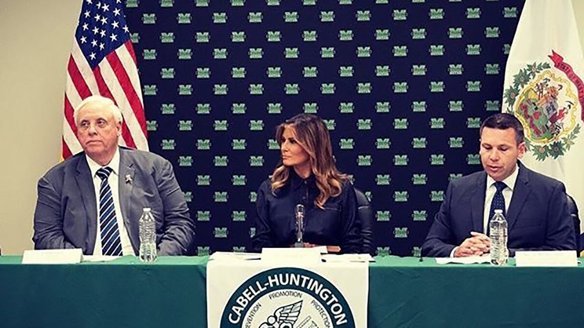 І знову денім: Меланія Трамп показала, як стильно виглядати у джинсовій сукні І знову денім: Меланія Трамп показала, як стильно виглядати у джинсовій сукні