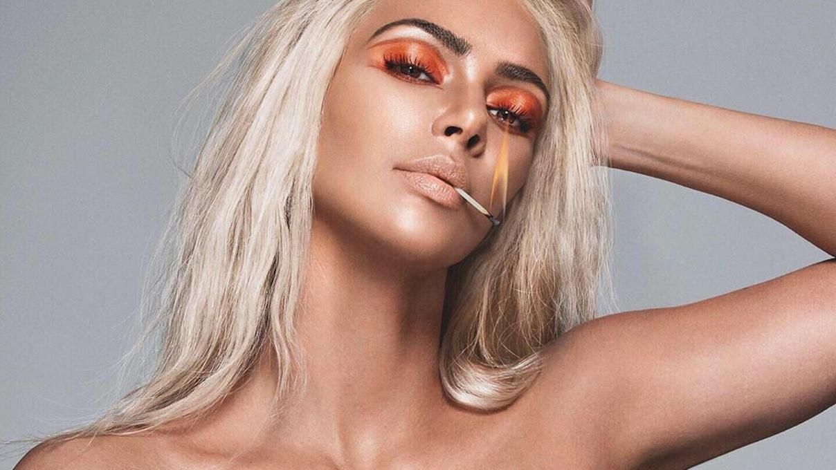 Кім Кардашян яскраво та пікантно представила нову колекцію свого бренду KKW Beauty Кім Кардашян яскраво та пікантно представила нову колекцію свого бренду KKW Beauty