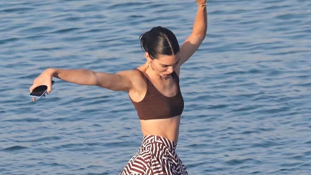 Обіцяє приворожити: модель Кендалл Дженнер засвітила незвичайний образ у Греції Обіцяє приворожити: модель Кендалл Дженнер засвітила незвичайний образ у Греції