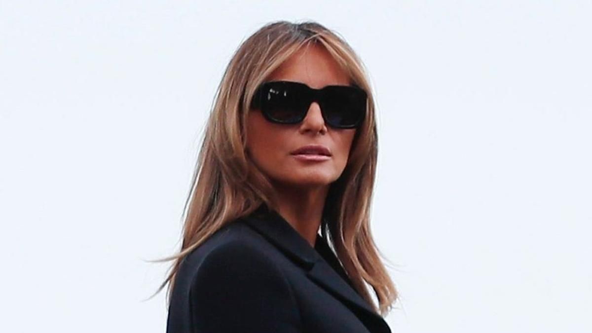 Ветер испортил идеальный образ Мелании Трамп: фото Ветер испортил идеальный образ Мелании Трамп: фото